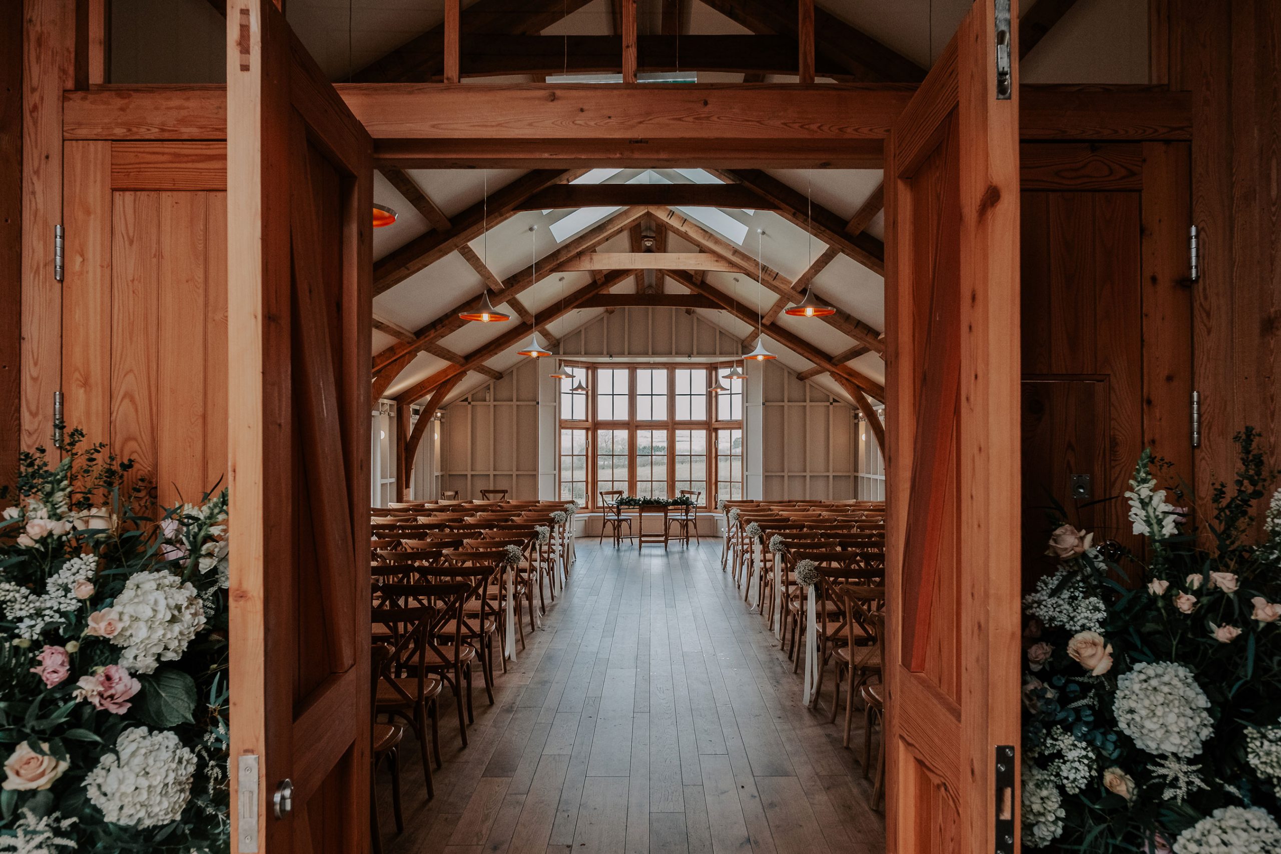 Winter-Ceremony-at-Hyde-House-Stow-Flower-Shop